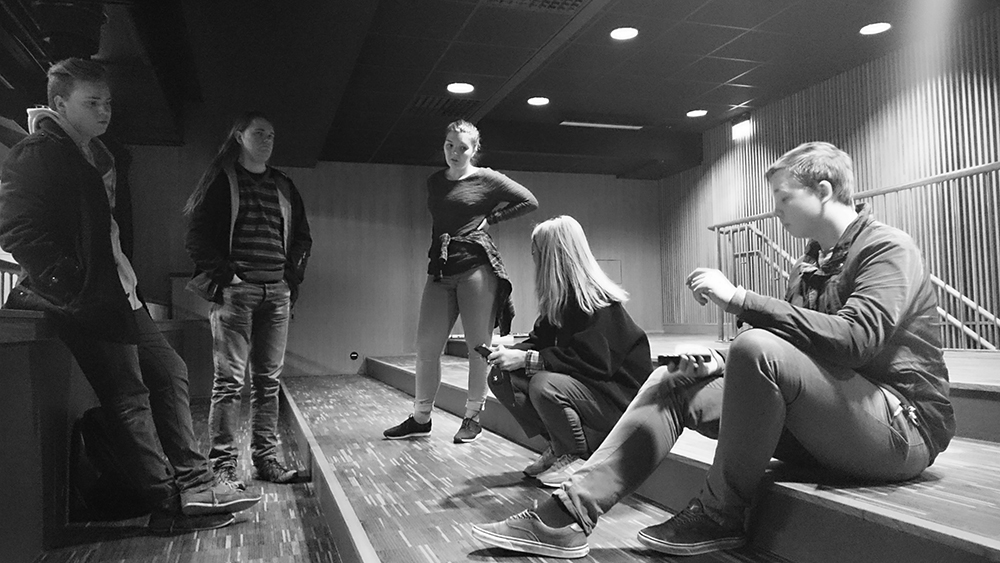 Elevane var også med på planlegginga av produksjonen. Her frå dagen før konferansen, i rommet som skulle bli TV-studio.